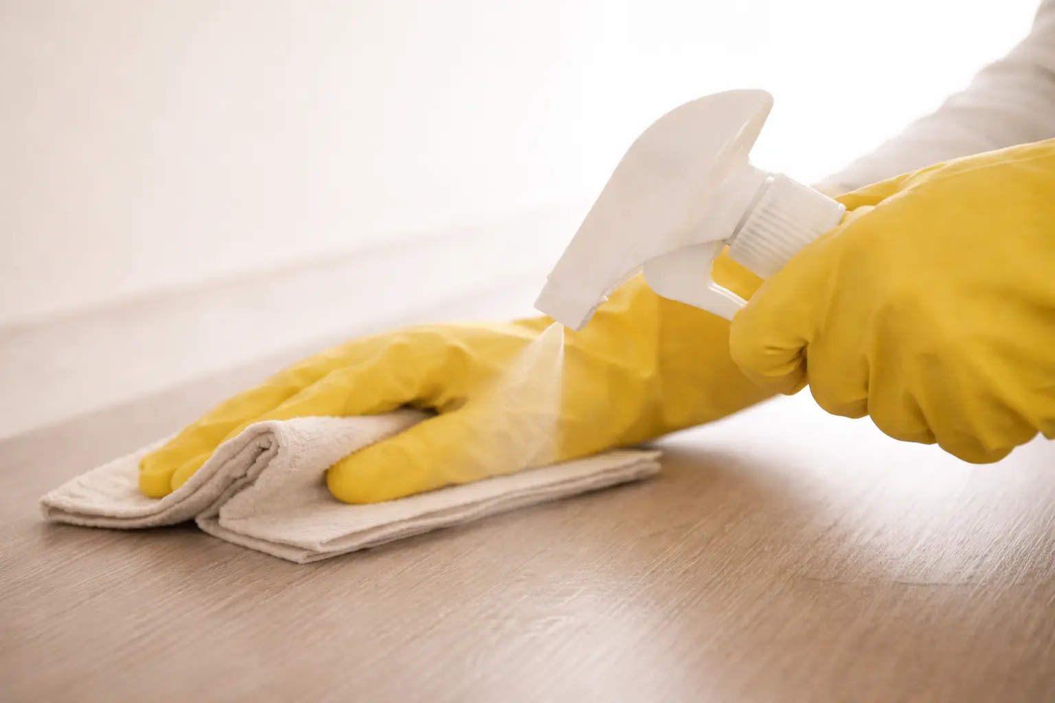 Professionelle Desinfektion nach Todesfall - Fachkraft im Schutzanzug